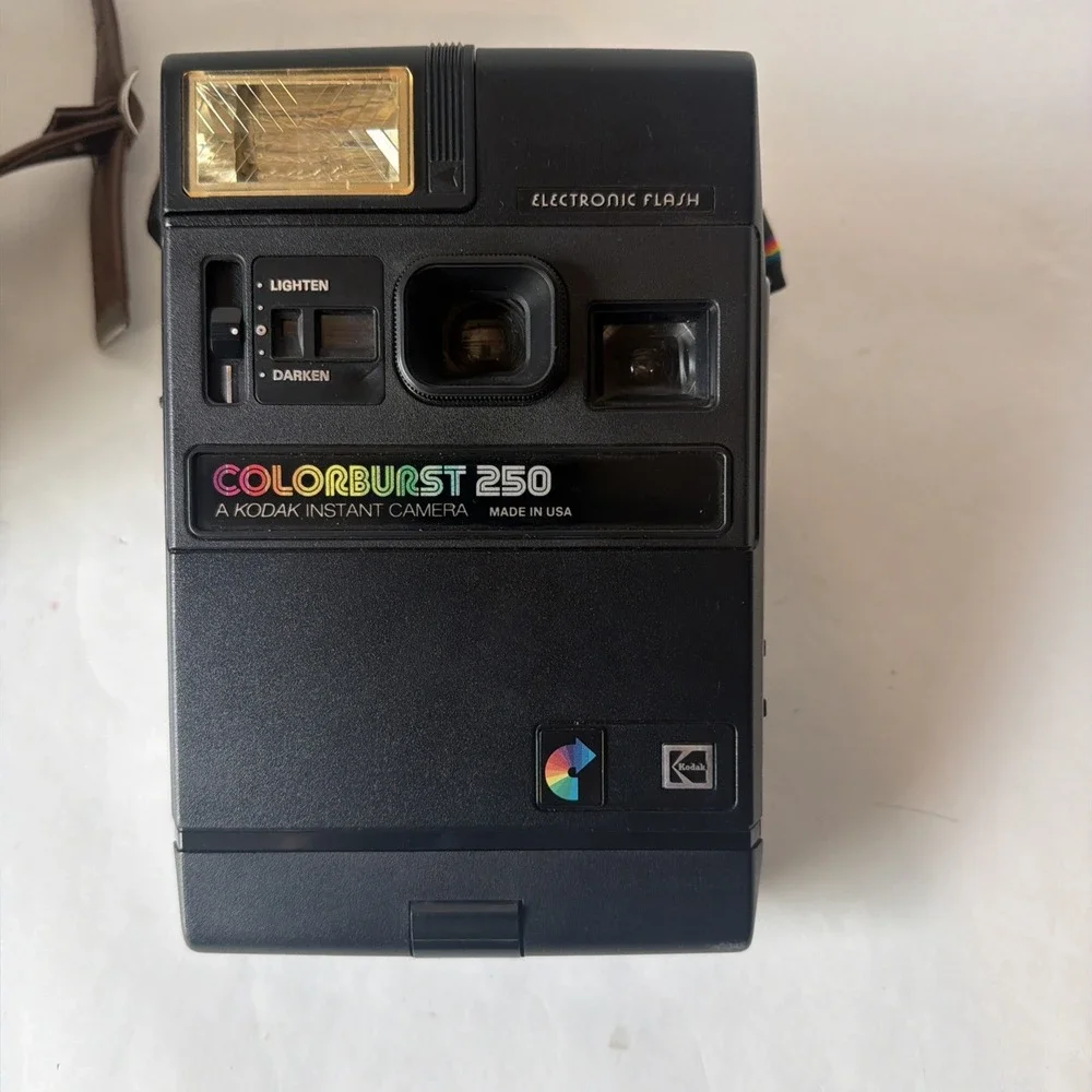 Vintage Kodak Colorburst 250 Electronic Flash Instant Camera w/Strap Pre-Owned.